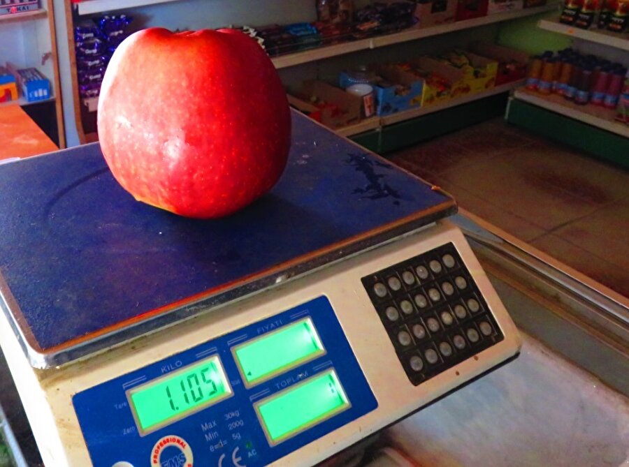 Bakkalda tarttıkları elma 1 kilo 105 gram geldi
