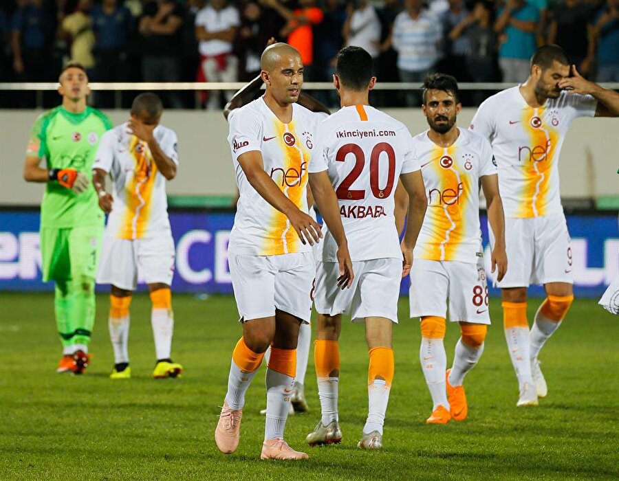 Galatasaraylı futbolcuların Akhisarspor'a 3-0 yenildikleri maçın ardından moralleri hayli bozuldu