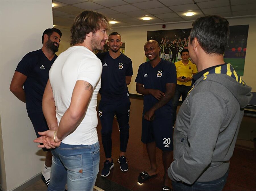 Lugano, eski arkadaşı Volkan Demirel, Mehmet Topal, yeni transfer Andre Ayew ve başkan Ali Koç ile bir süre sohbet etti.