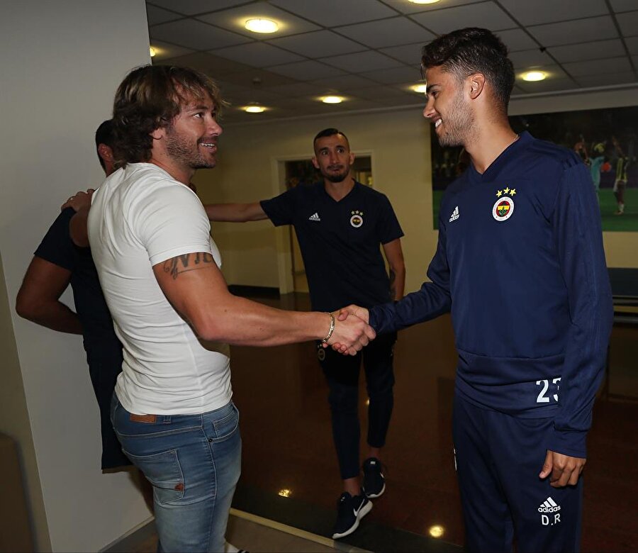 Uruguaylı eski stoper, sarı lacivertlilerin yeni transferi ve aynı zamanda mevkidaşı Diego Reyes ile tanıştı.