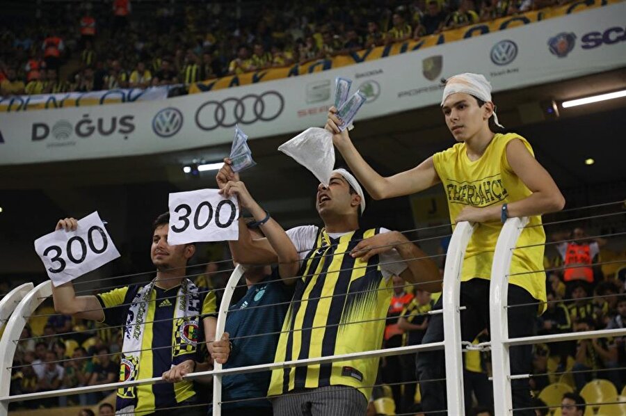 Fenerbahçeli taraftarlar, Şenol Güneş'i protesto ediyor.