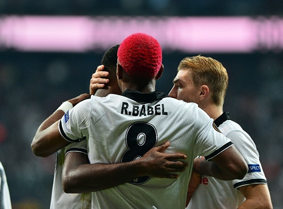 Ryan Babel gol sevincini takım arkadaşlarıyla birlikte yaşadı.