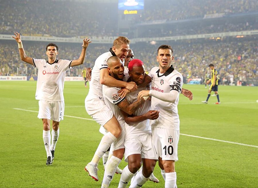 Ryan Babel, Fenerbahçe'ye attığı golün ardından takım arkadaşlarıyla birlikte büyük sevinç yaşadı.