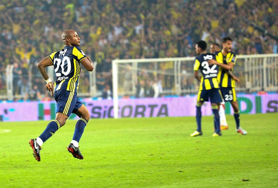 Andre Ayew, Beşiktaş'a attığı golün sevincini tribündeki taraftarlarla paylaştı.