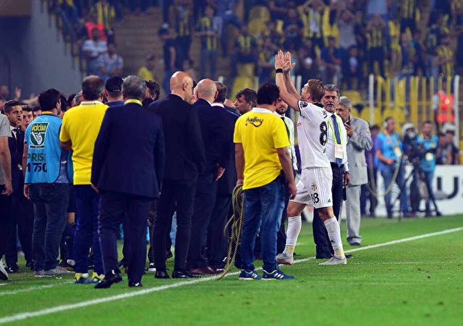 Caner Erkin sahayı terk ederken Fenerbahçeli taraftarlarla diyaloğa girdi.