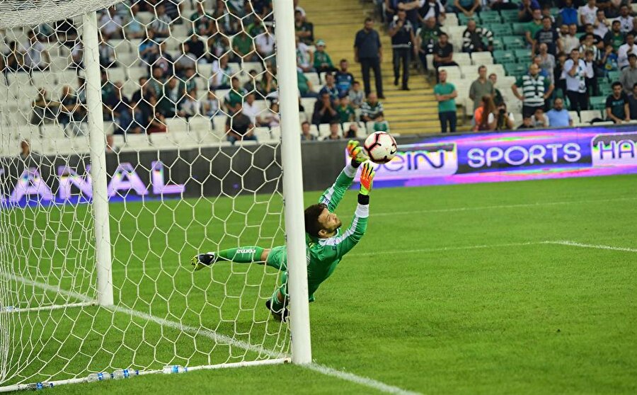 Süper Lig'in 6. hafta maçında Başakşehir'i ağırlayan Bursaspor'da 23 yaşındaki Okan Kocuk, konuk ekibin VAR sisteminin uyarısı ile kazandığı penaltıyı kurtarmayı başarmıştı.