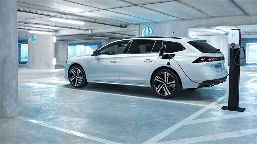 Peugeot otomobillerin taslak batarya istasyonu görüntüleri stabil şarj sistemini net biçimde gösteriyor. 