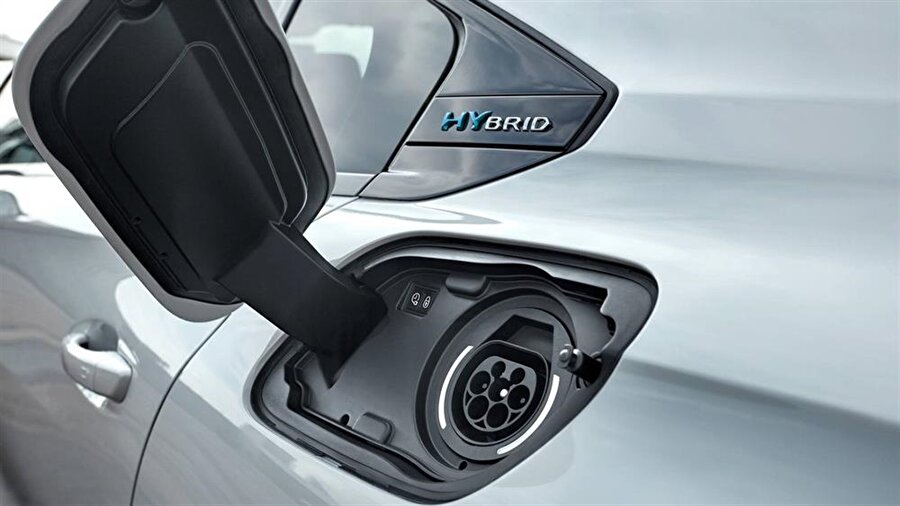 Hibrid motorlu Peugeot otomobillerin şarj takviye depoları özgün dişli ve bağlantı tasarımına sahip.
