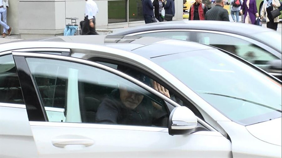 Havalimanında basın mensuplarıyla karşılaşan Ersun Yanal, arabaya binerken kameralara selam verdi.