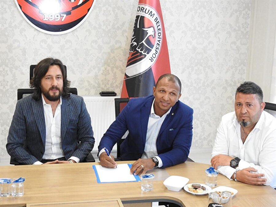 Mehmet Aurelio kulüp binasında düzenlenen basın toplantısında resmi mukaveleyi imzaladı.