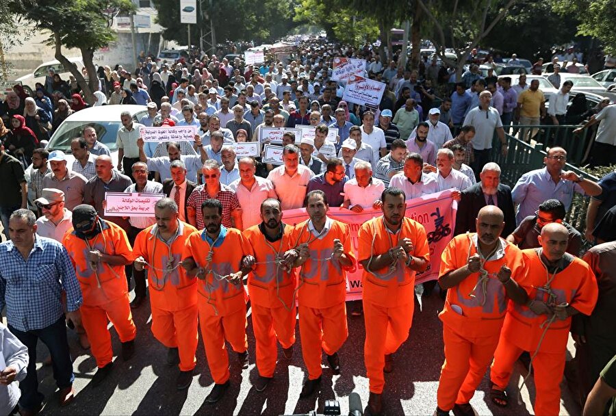 UNRWA'ya bağlı kurumlarda çalışan işçiler, geçtiğimiz günlerde protesto gösterisi de düzenlemişlerdi. (Ibraheem Abu Mustafa / Reuters)