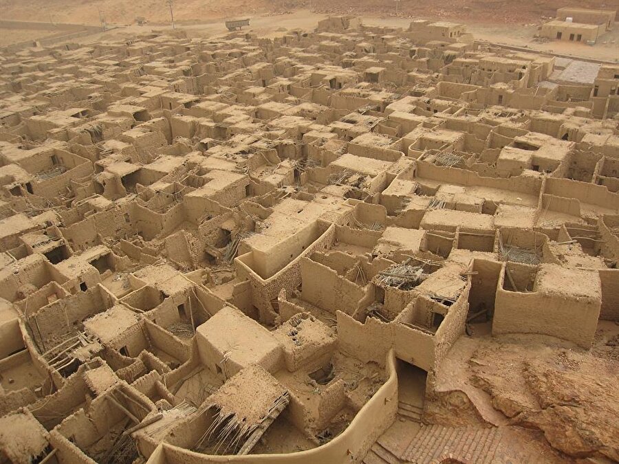 Medine'ye yakın bir bölgede yer alan el-Ula 2000 yıllık arkeolojik kalıntıların bulunduğu antik bir şehir. 