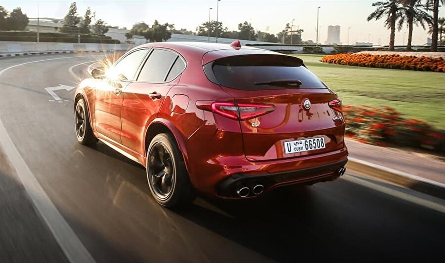 Alfa Romeo Stelvio Quadrifoglio’nun yol üstündeki görünümü ve kusursuz tasarlanmış arka kısmı otomobil tasarımcılarından tam not aldı.