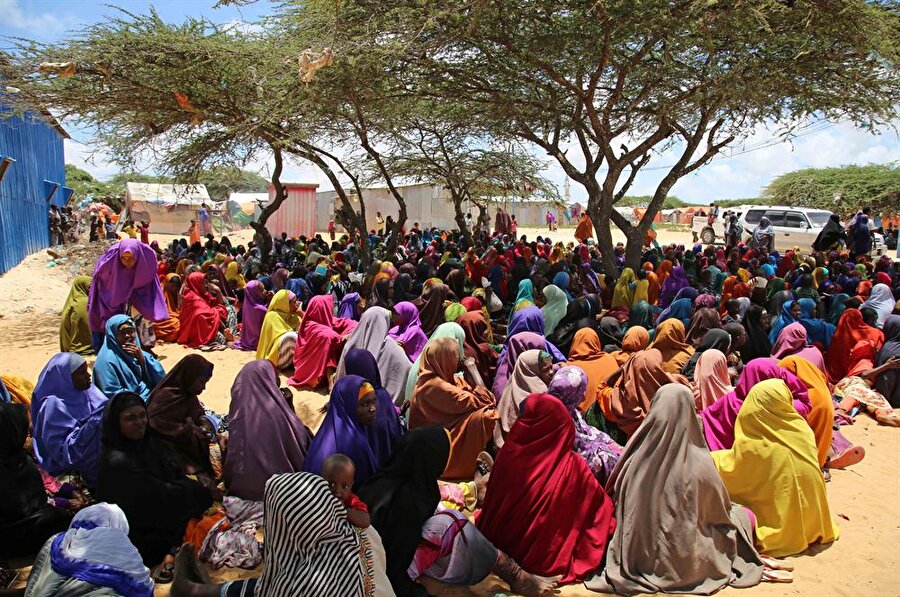 Evlerini terk ederek kamplara sığınan Somalililerin çoğunluğu kadın ve çocuklardan oluşuyor. (Sadak Mohamed / AA)