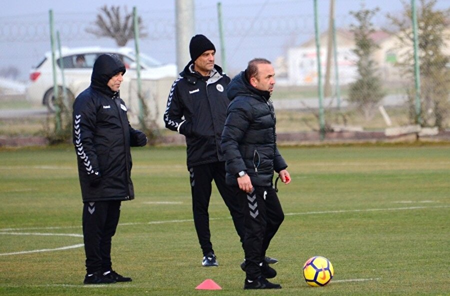 Mehmet Özdillek, Konyaspor antrenmanında oyuncularına eşlik ediyor.