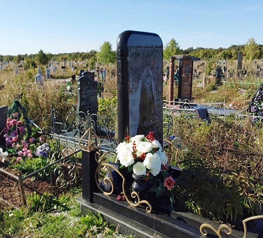 Rusya'da mezar taşlarının üzerine ölen kişilerin fotoğraflarının konulması bilinen bir durum ancak ilk defa bir fotograf telefon şeklindeki bir mezar taşı üzerine yapıldı.
