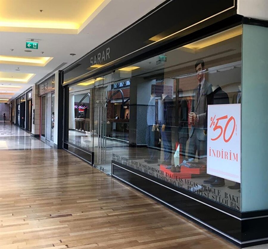 Yüksek kira maliyetlerinin varlıklarını tehdit etme noktasına gelmesinden yakınan markalar, İstanbul’daki 3 AVM’de mağazalarını iki saat geç açmıştı.