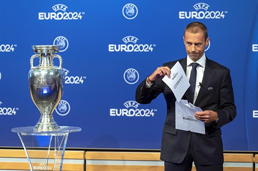 UEFA Başkanı Ceferin toplantıda sonuçları açıklarken.