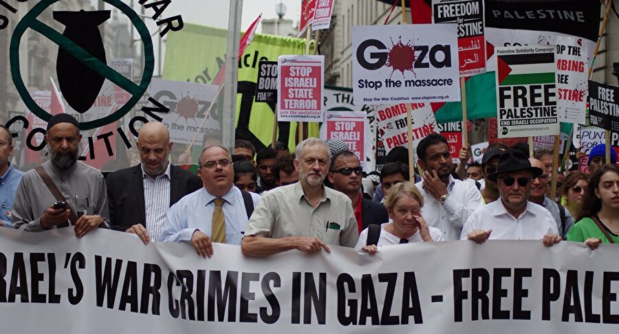 Jeremy Corbyn, İngiltere'de düzenlenen Filistin yanlısı gösterilerde de boy gösteren bir isim.