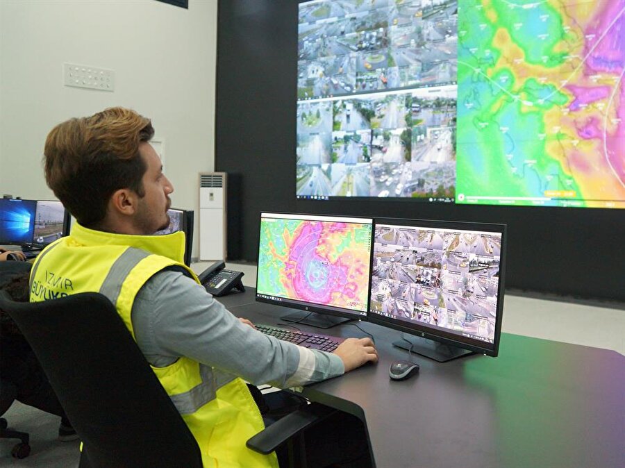 İzmir Büyükşehir Belediyesi beklenen fırtınaya karşı önlemlerin alındığını bildirdi.