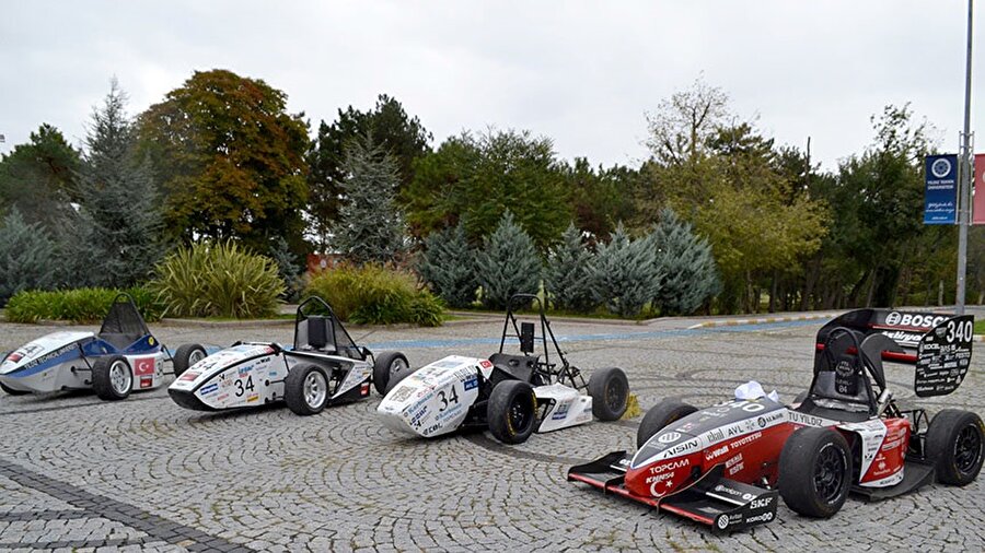 Geliştirilen otomobiller, Formula 1 araçlarına benzerlikleriyle dikkat çekiyor. 