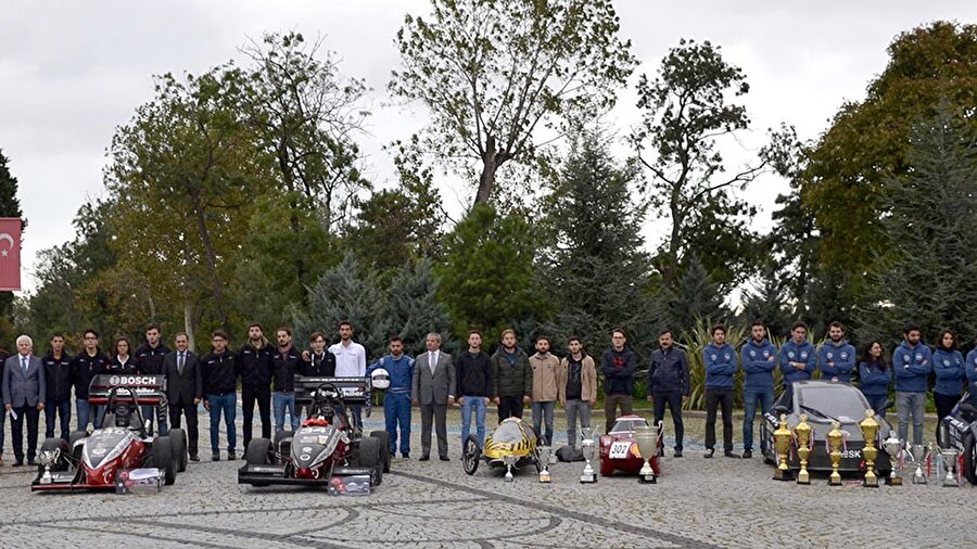 nProjenin tüm paydaşları, yerli üretim modellerle fotoğraf çektirerek üniversitenin sosyal medya hesaplarından paylaştı. 