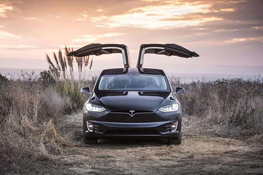 Tesla Model X, şirketin en şık ve en başarılı otomobili olarak nitelendiriliyor. 
