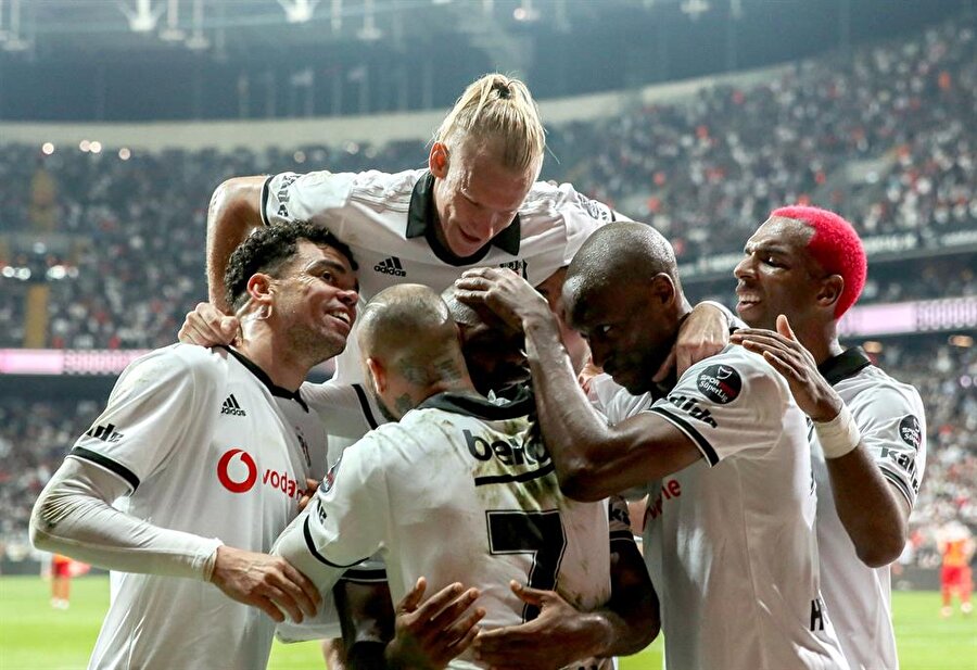 Bu sezon Süper Lig'de ilk golünü Kayserispor karşısında bulan Vagner Love, takım arkadaşları ile seviniyor.