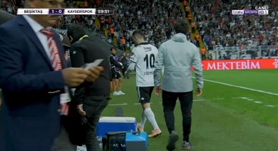 Oğuzhan Özyakup, Kayserispor'un 60. dakikasında oyundan alınınca mutsuz bir şekilde yedek kulübesine yöneldi.