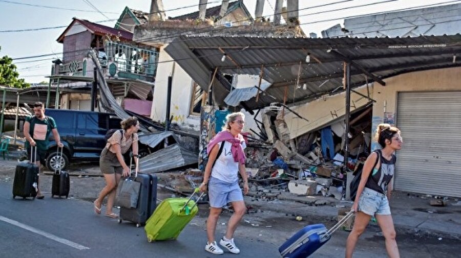 Depremin ardından 6 bin 237 ailenin tahliye edildiği ifade edildi. 