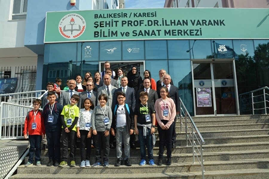 Etkinliğin gerçekleştirildiği Şehit Prof. Dr. İlhan Varank Bilim ve Sanat Merkezi önünde öğrenciler ve proje yetkilileri poz verdi. 