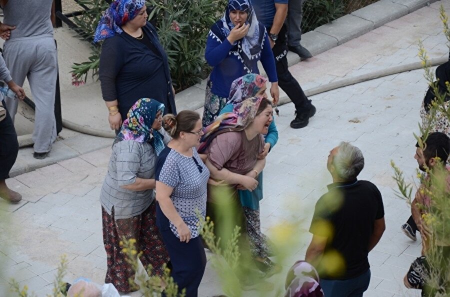 İkizlerin ailesi ve komşular yaşanan olay karşısında sinir krizi geçirdi.