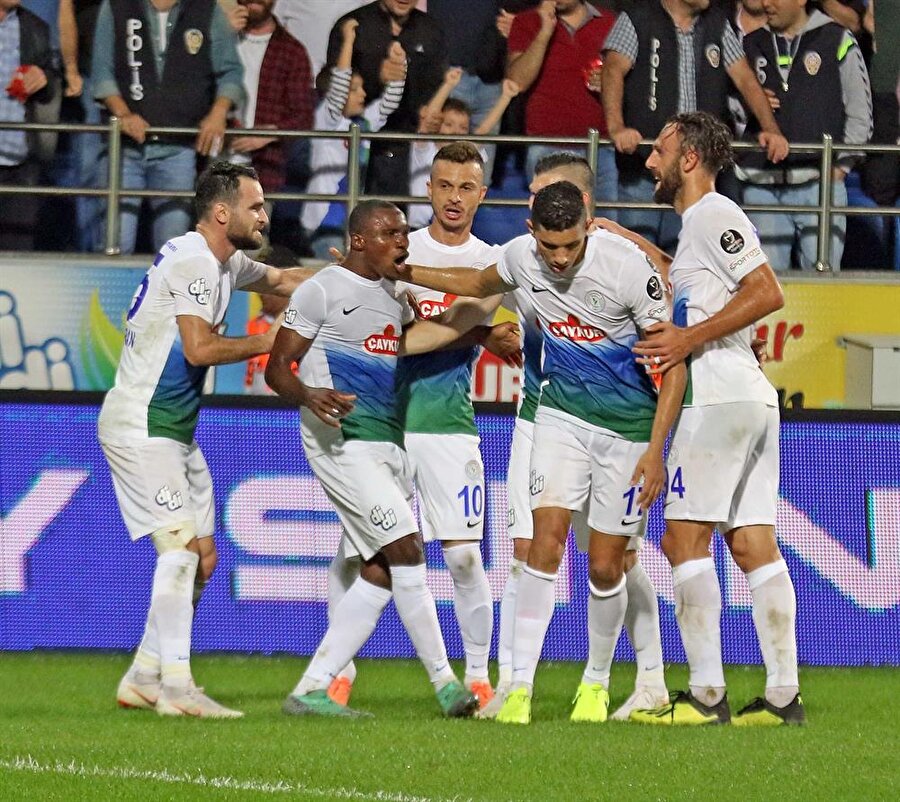 Çaykur Rizespor, Fenerbahçe karşısında arka arkaya bulduğu 3 golle büyük mutluluk yaşadı.