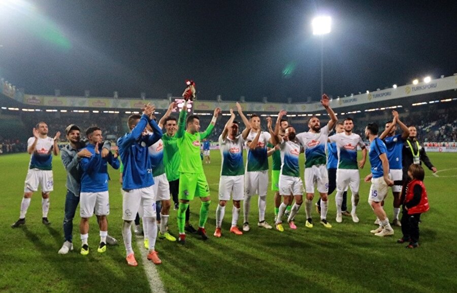 Çaykur Rizesporlu futbolcular, galibiyetini taraftarlarıyla paylaştı.