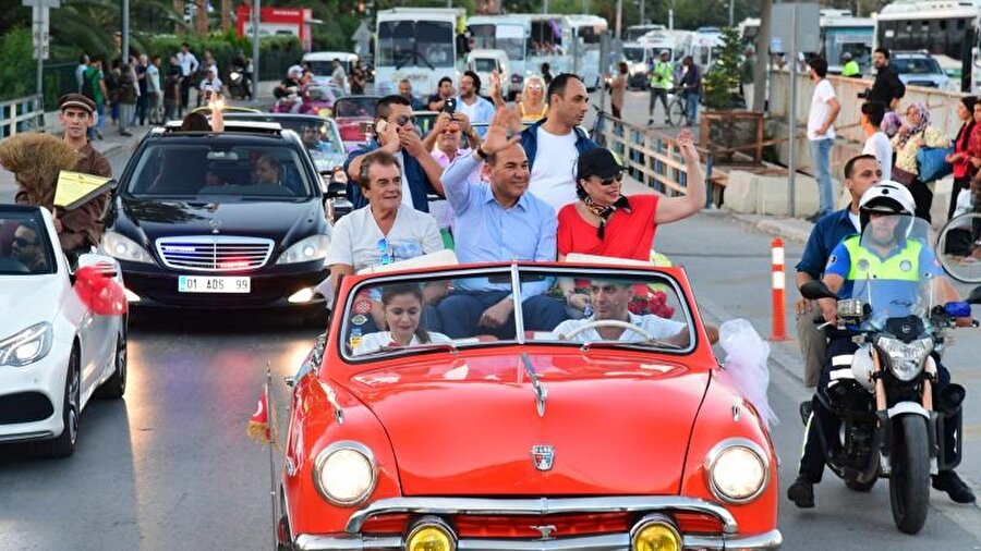 Adana Büyükşehir Belediye Başkanı Hüseyin Sözlü, üstü açık klasik otomobille Adanalıları selamladı.