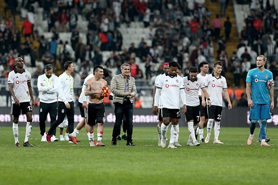 Şenol Güneş ve oyuncuları karşılaşma sonunda taraftarı selamladı.