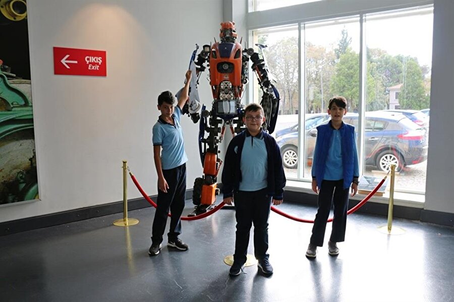 Çevreci robotla fotoğraf çektiren öğrenciler, robotu yakından incelemeyi de ihmal etmedi.