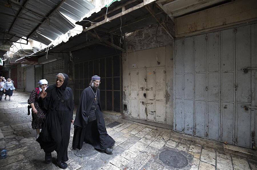 Kadim Kudüs'ün Müslüman kesimindeki dükkanlar da bugün açılmadı ve sokaklar boş kaldı. (Mostafa Alkharouf / AA)