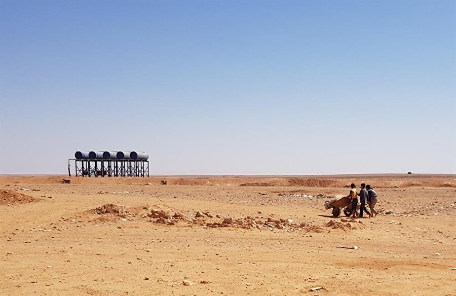 Çölde bulunan Rukban Kampı'nda yaşama mücadelesi veren çocuklar 3 yıldır okula gidemiyor.