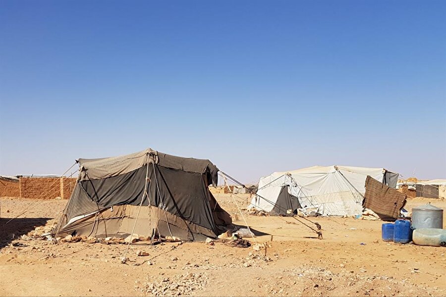 Çölün ortasında bulunan Rukban Kampı'nda hayatını sürdürmeye çalışanlar insanlar bu derme çatma çadırlarda yaşama mücadelesi veriyorlar.