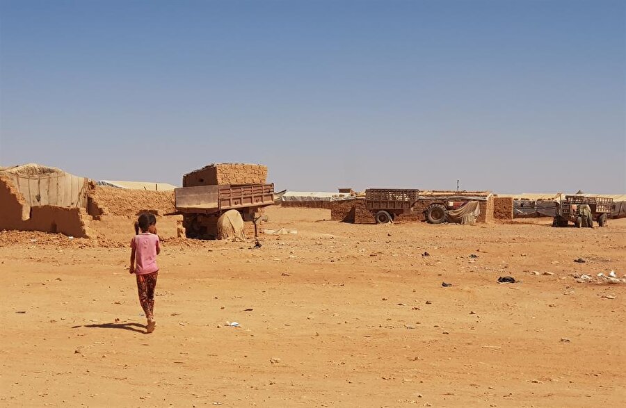 Rukban Kampı'nda yaşayanlar en temel ihtiyaçların başında gelen gıda, eğitim ve sağlık gibi hizmetlerin hiçbirinden yararlanamıyor.