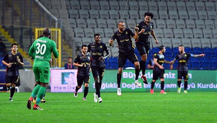 Evkur Yeni Malatyasporlu futbolcular 30. dakikada gelen golün ardından büyük sevinç yaşadı.