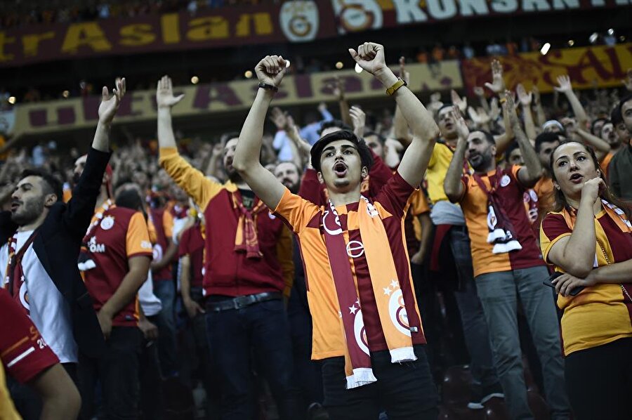 Galatasaray taraftarı, Türk Telekom Arena'da Lokomotiv Moskova karşısında takımını destekliyor.