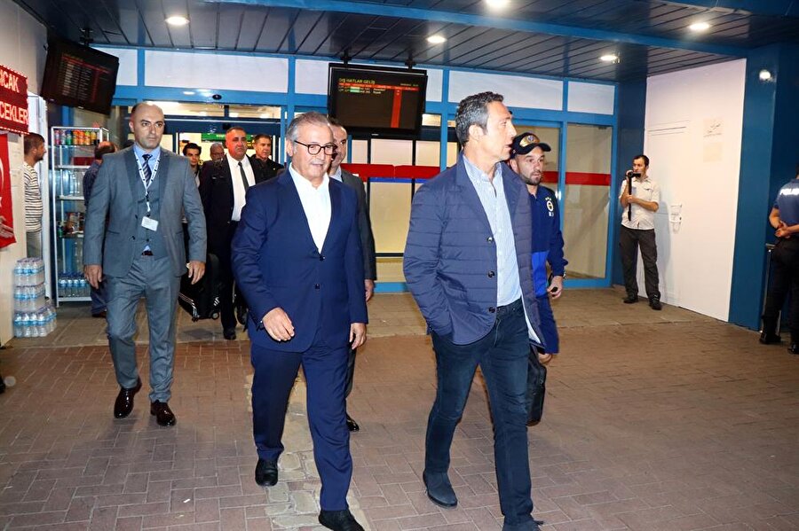 Ali Koç, kurmaylarıyla birlikte Rize'den İstanbul'a dönüyor.