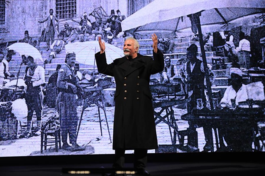 Törende sahne alan 'Heredot Cevdet' lakaplı ünlü sanatçı Hasan Kaçan, sahnede İstanbul'a dair hikayeler anlattı.