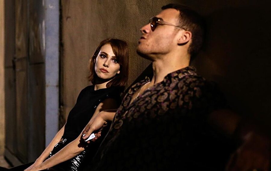 Yaşamayanlar dizisinin başrolünde, Elçin Sangu ve Kerem Bursin yer alıyor