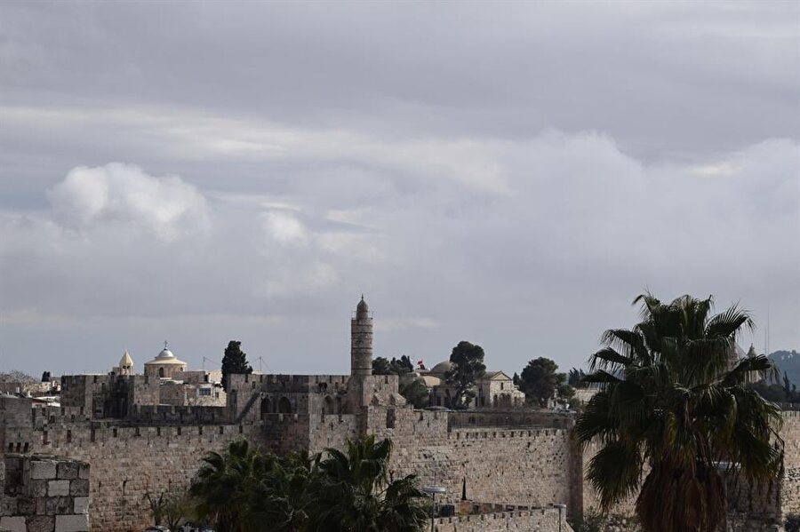 Mescidinin minaresiyle, Kudüs Kalesi'nin genel görünümü.
