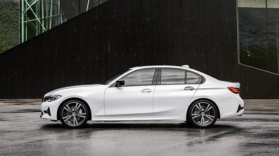 BMW'nin yeni otomobilinin yandan görünümü de klasik BMW tarzının izlerini yansıtmayı başarıyor. 