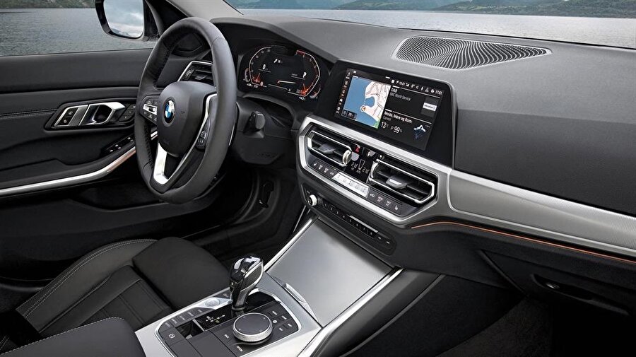 BMW 3 serisinin otomobil içi dizaynı da alışılagelmiş BMW otomobillerinin devamı niteliğini taşıyor.