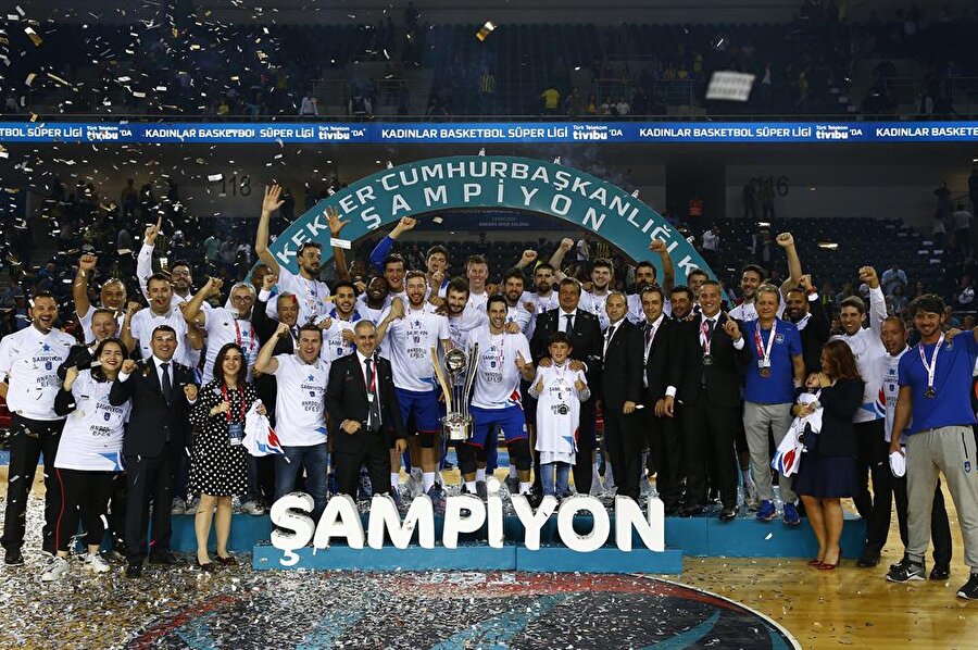 Anadolu Efes forması giyen oyuncular kupayla fotoğraf çektirmeyi ihmal etmedi.